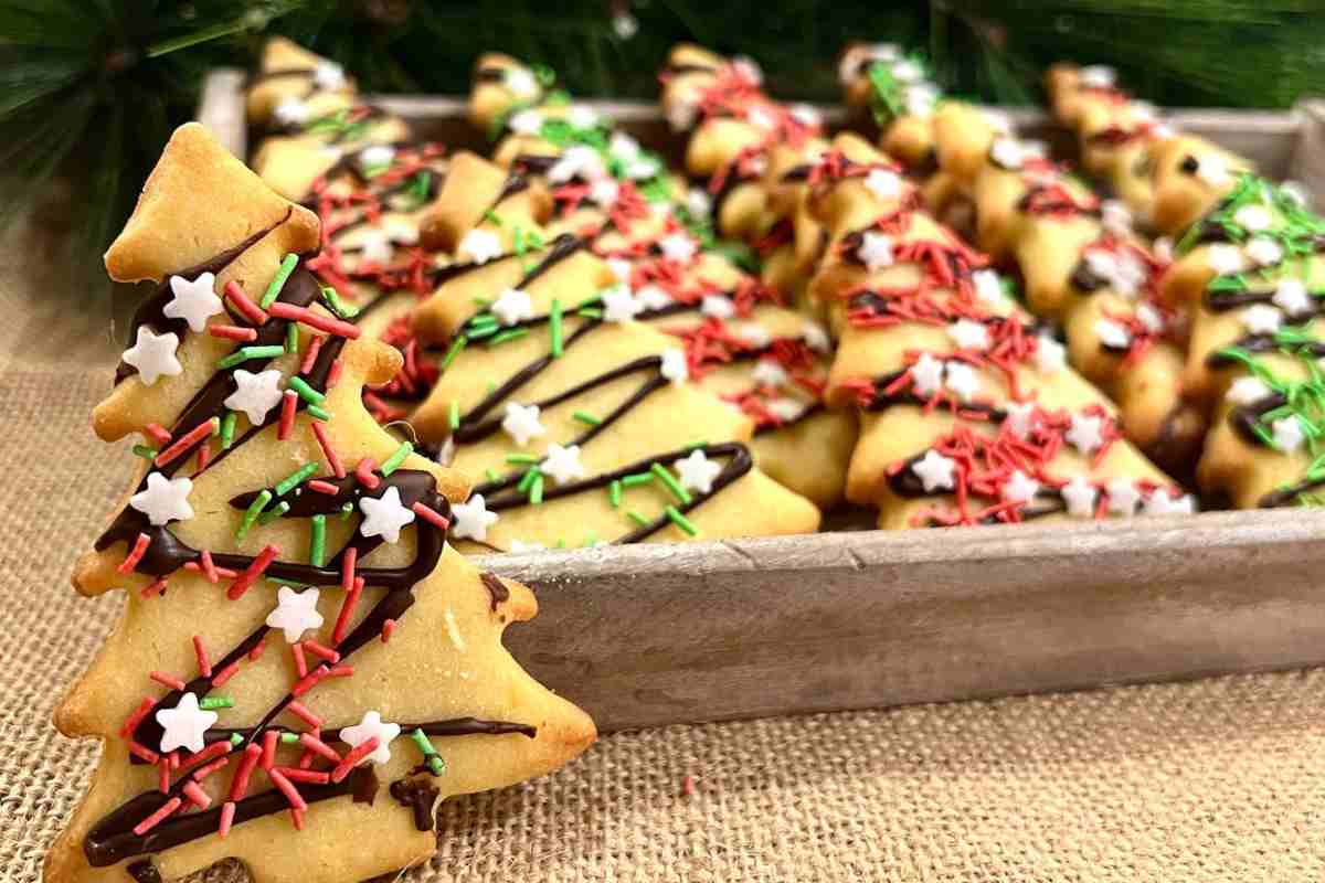 Biscotti di frolla a forma di albero di Natale