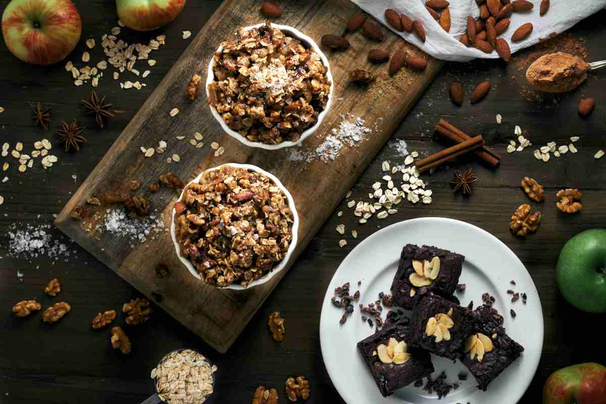 Brownies al cioccolato con ciotole di cereali