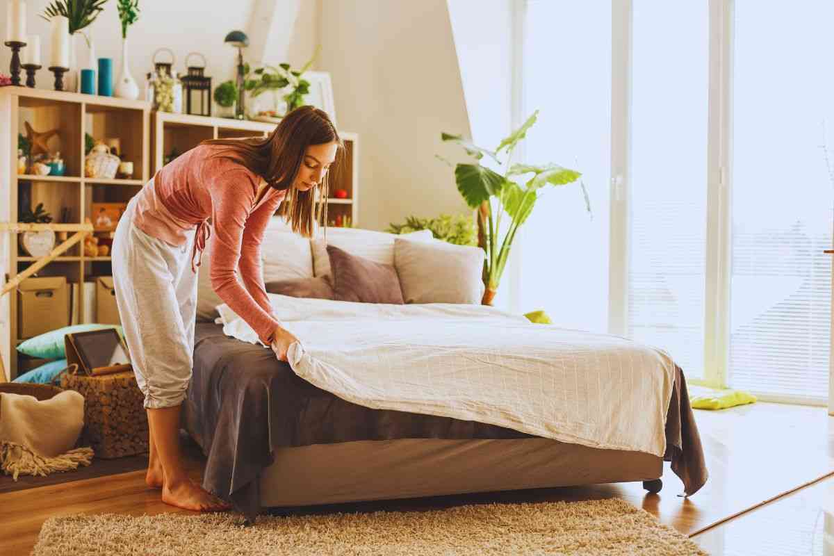 Ragazza cambia le lenzuola