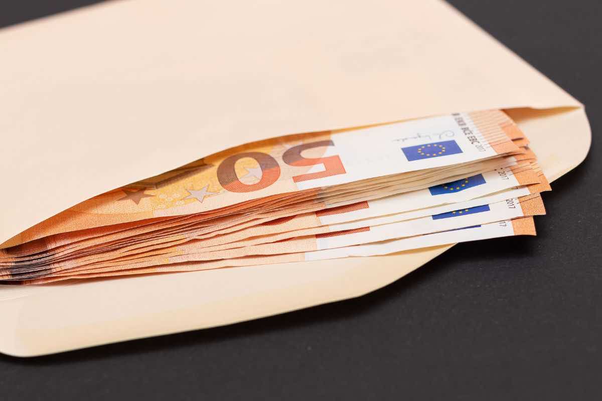 Lettera con banconote da 50 euro