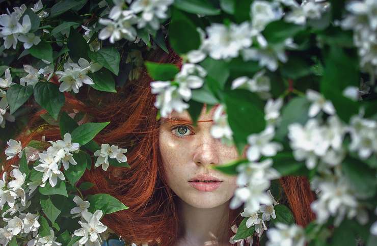 pianta donna con i capelli rossi