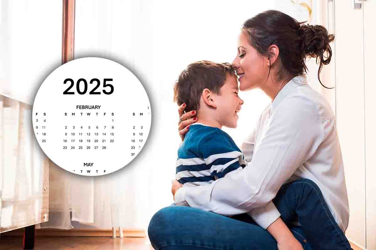 mamma e figlio con frame calendario 2025