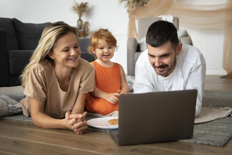 Genitori e figlia al PC