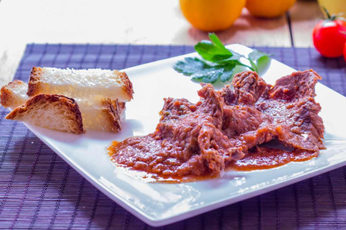 piatto di carne al sugo con pane