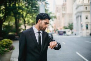 uomo che guarda l'orologio