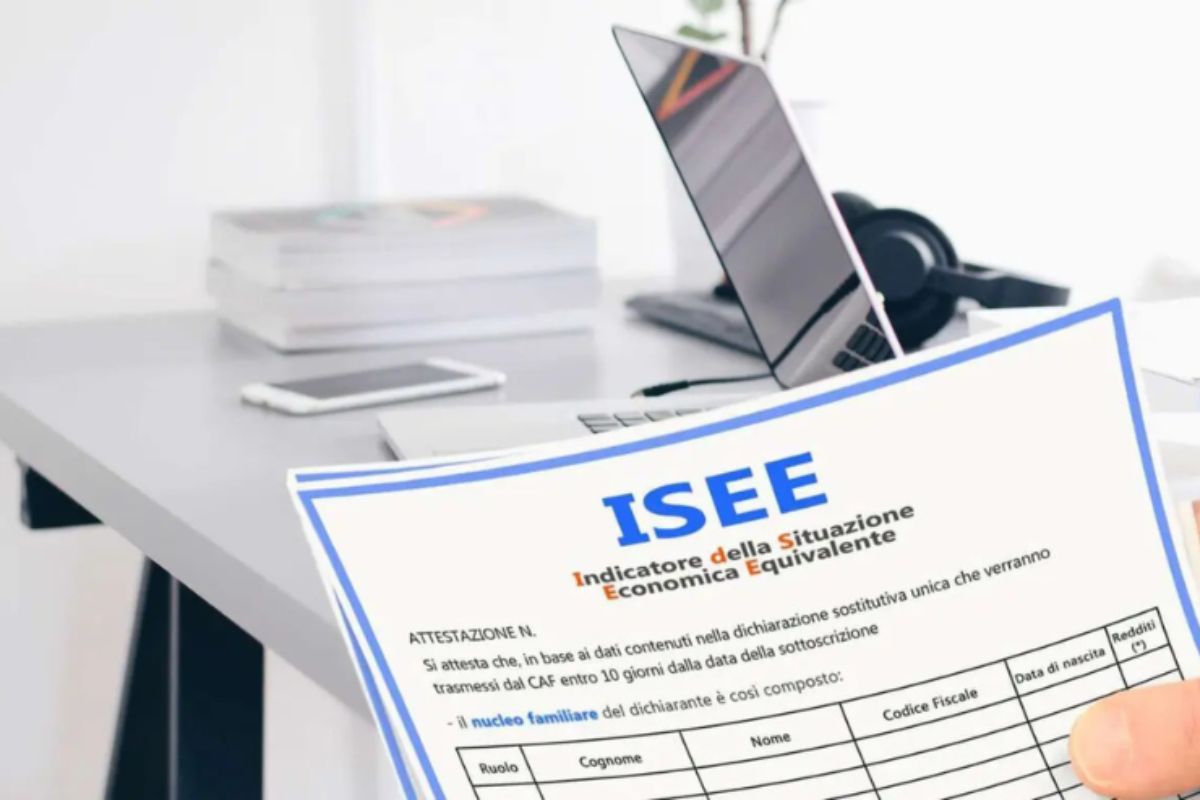 documento isee su sfondo un ufficio