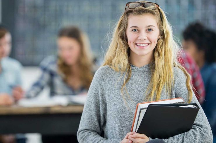 Ragazza con libri