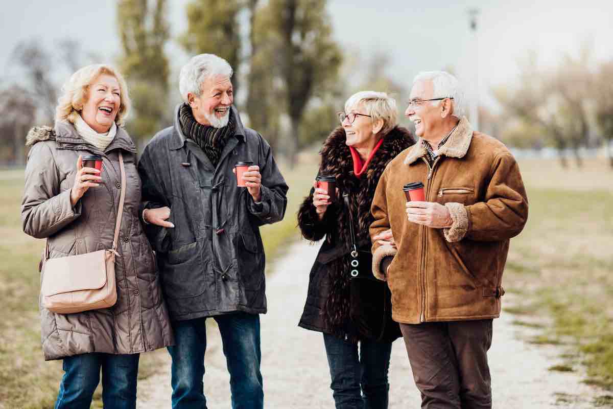 Gruppo di anziani ridono 