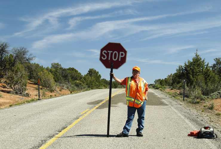 Lavoratore con un cartello di STOP