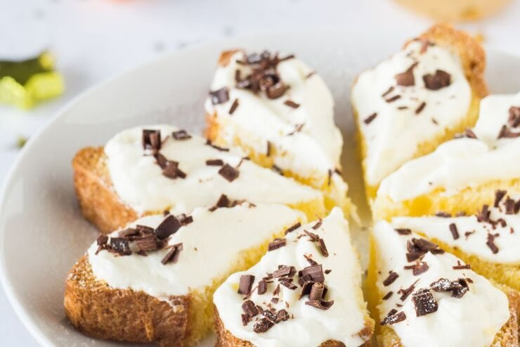 Pandoro con crema e gocce di cioccolato 