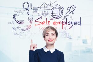 donna che indica in alto e scritta self employes