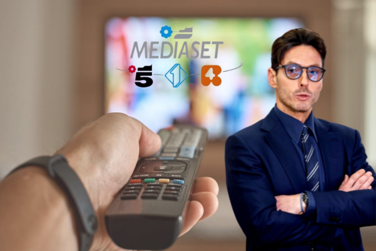 sfondo di persona con telecomando, logo mediaset e berlusconi